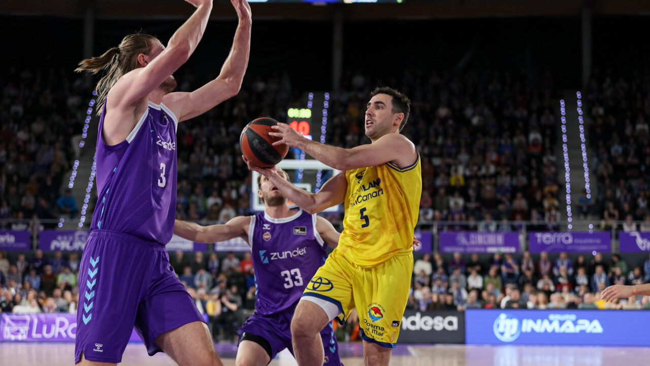 Jugadores en acción durante el partido entre Dreamland Gran Canaria y el equipo rival.