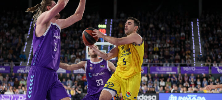 Jugadores en acción durante el partido entre Dreamland Gran Canaria y el equipo rival.