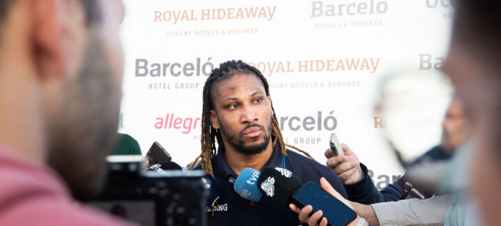 podemos competir contra cualquiera""",Jugador de baloncesto Andrew Albicy en una rueda de prensa rodeado de periodistas.