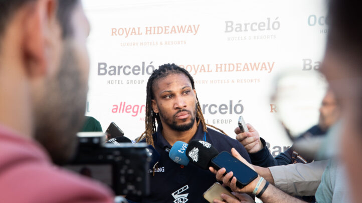 podemos competir contra cualquiera""",Jugador de baloncesto Andrew Albicy en una rueda de prensa rodeado de periodistas.