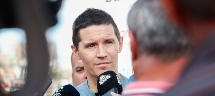 Jaka Lakovic responde a preguntas de la prensa en un evento del club.