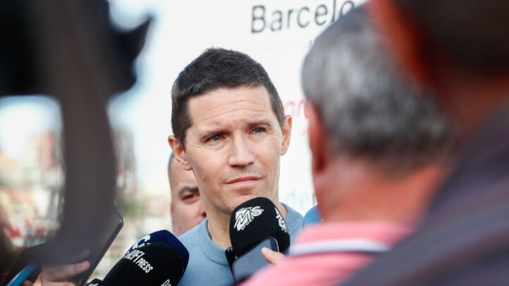 Jaka Lakovic responde a preguntas de la prensa en un evento del club.