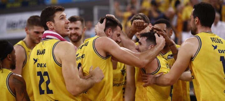 Jugadores del Dreamland Gran Canaria celebran con alegría tras un partido.