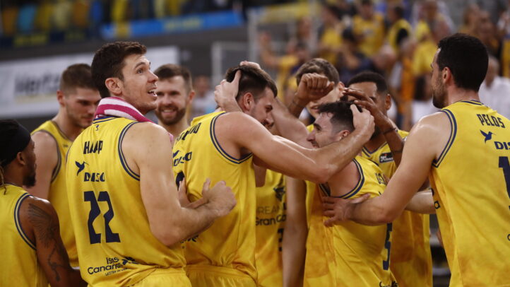 Jugadores del Dreamland Gran Canaria celebran con alegría tras un partido.
