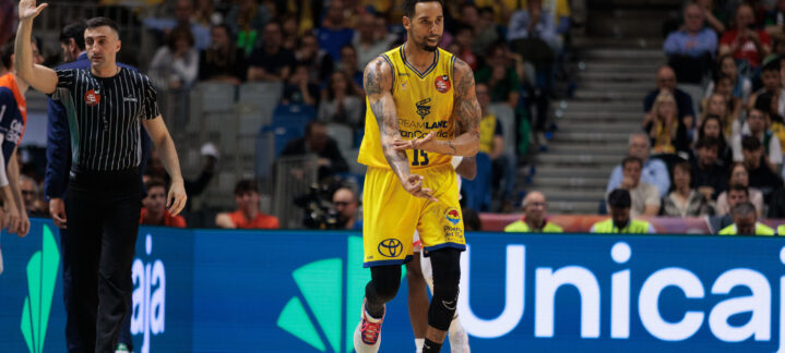 Sylven Landesberg y Amar Gegic no seguirán en el Dreamland Gran Canaria","Jugador del Dreamland Gran Canaria en acción durante un partido, con árbitro en primer plano.