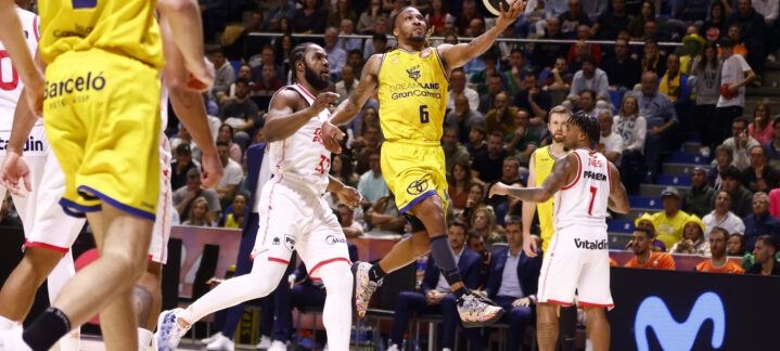 El jugador del Dreamland Gran Canaria salta para encestar durante el partido contra Valencia Basket.