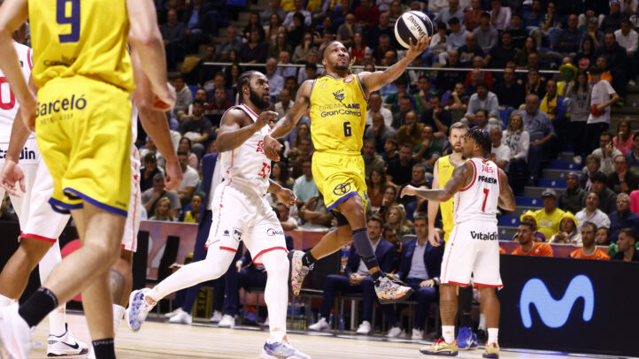 El jugador del Dreamland Gran Canaria salta para encestar durante el partido contra Valencia Basket.