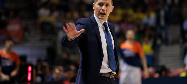 Valencia ha jugado muy bien""",Entrenador Jaka Lakovic gesticula durante un partido de baloncesto.
