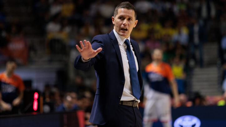 Valencia ha jugado muy bien""",Entrenador Jaka Lakovic gesticula durante un partido de baloncesto.