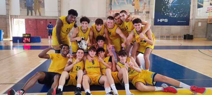 Jugadores del CB Gran Canaria celebrando un triunfo en la cancha tras un partido.
