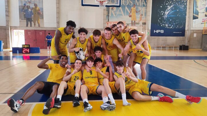 Jugadores del CB Gran Canaria celebrando un triunfo en la cancha tras un partido.