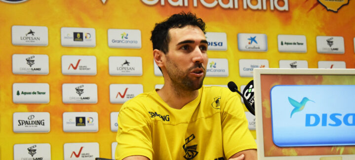Ferran Bassas habla en rueda de prensa sobre el próximo partido del equipo.