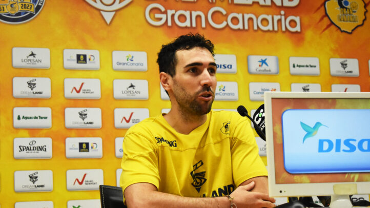 Ferran Bassas habla en rueda de prensa sobre el próximo partido del equipo.