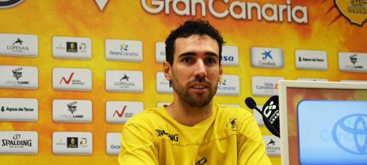 Jugador del Club Baloncesto Gran Canaria en una rueda de prensa. Fondo con logos.