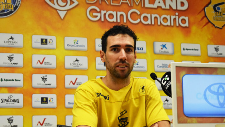 Jugador del Club Baloncesto Gran Canaria en una rueda de prensa. Fondo con logos.
