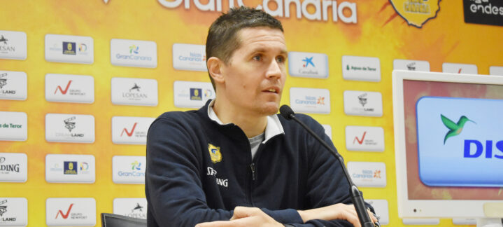 Jaka Lakovic en una rueda de prensa, expresando su opinión sobre el partido.