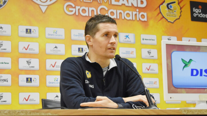 Jaka Lakovic en una rueda de prensa, expresando su opinión sobre el partido.