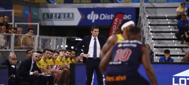 Entrenador Jaka Lakovic dirigiendo a su equipo durante un partido de baloncesto.