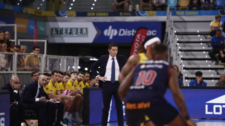 Entrenador Jaka Lakovic dirigiendo a su equipo durante un partido de baloncesto.