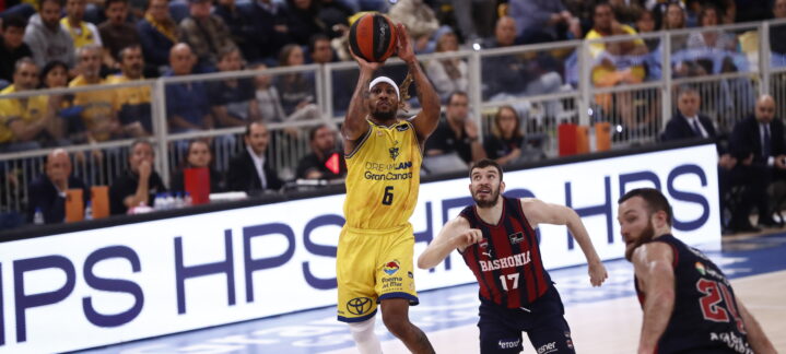 Jugador del Dreamland Gran Canaria lanzando a canasta durante un partido de Liga Endesa.