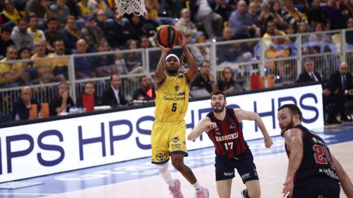 Jugador del Dreamland Gran Canaria lanzando a canasta durante un partido de Liga Endesa.