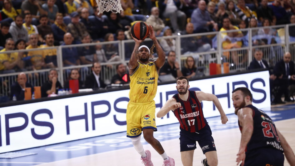 Jugador del Dreamland Gran Canaria lanzando a canasta durante un partido de Liga Endesa.