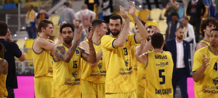 Jugadores del Club Baloncesto Gran Canaria celebrando tras un partido.