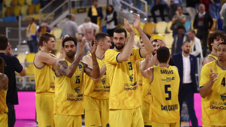 Jugadores del Club Baloncesto Gran Canaria celebrando tras un partido.