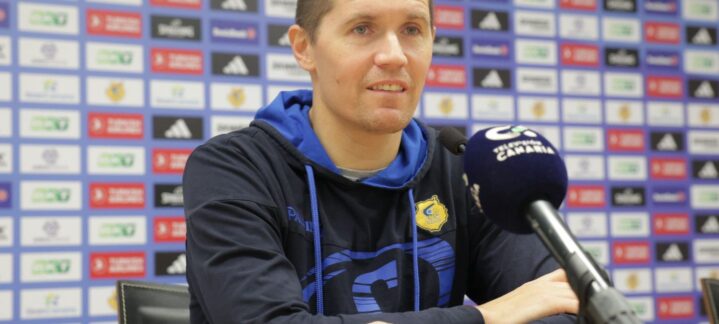 Jaka Lakovic sonríe en una rueda de prensa previa a un partido importante.