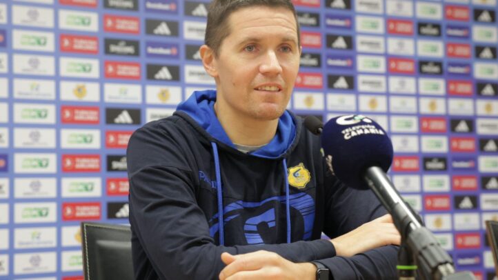 Jaka Lakovic sonríe en una rueda de prensa previa a un partido importante.