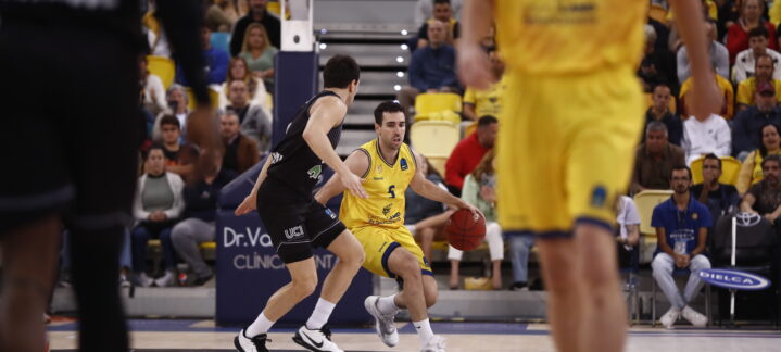 Jugadores del Club Baloncesto Gran Canaria en acción durante un partido de baloncesto.