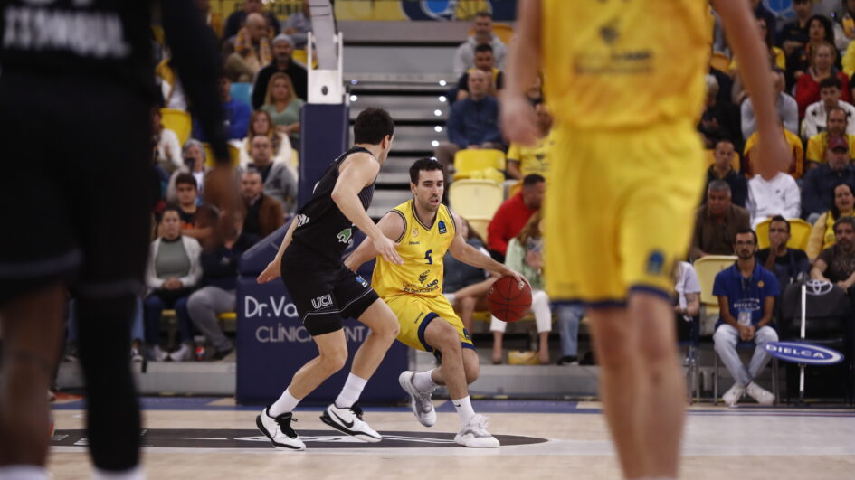 Jugadores del Club Baloncesto Gran Canaria en acción durante un partido de baloncesto.