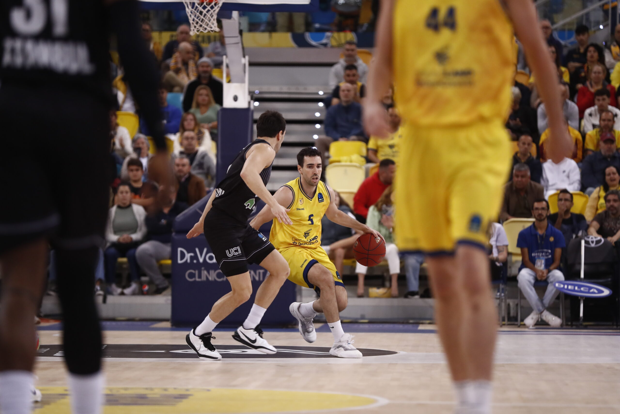 Jugadores del Club Baloncesto Gran Canaria en acción durante un partido de baloncesto.