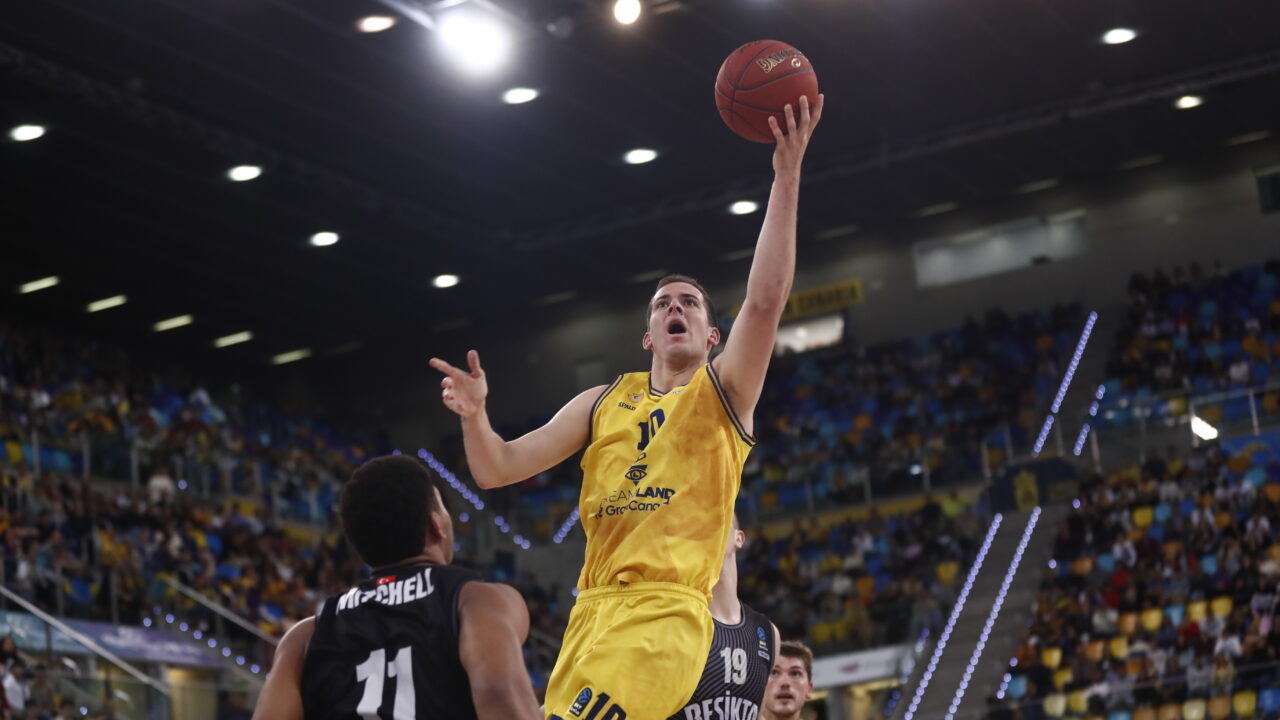 Jugador del Dreamland Gran Canaria realizando un lanzamiento a canasta en un partido.