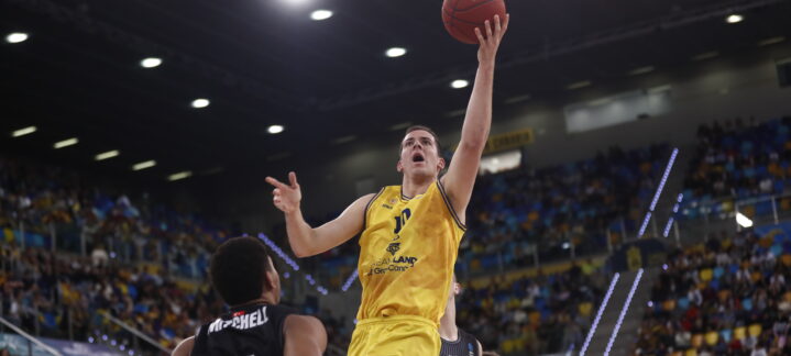 Jugador del Dreamland Gran Canaria realizando un lanzamiento a canasta en un partido.