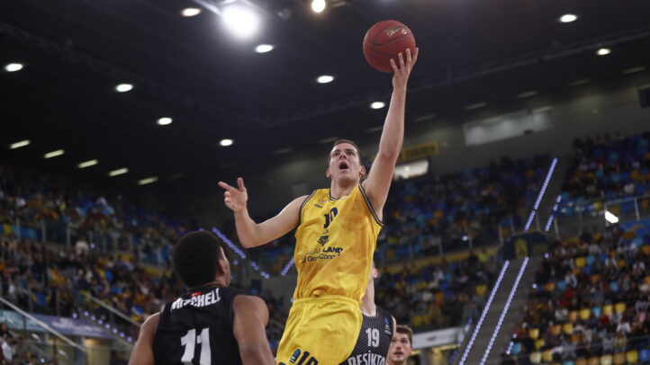 Jugador del Dreamland Gran Canaria realizando un lanzamiento a canasta en un partido.