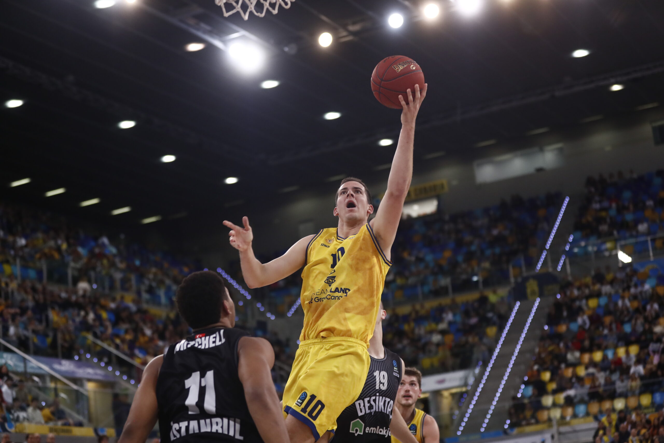 Jugador del Dreamland Gran Canaria realizando un lanzamiento a canasta en un partido.