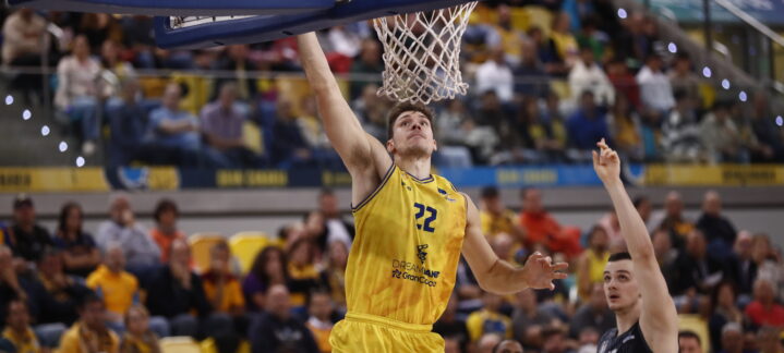 Jugador del Dreamland Gran Canaria saltando para encestar en un partido de baloncesto.