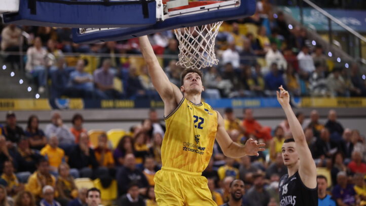 Jugador del Dreamland Gran Canaria saltando para encestar en un partido de baloncesto.