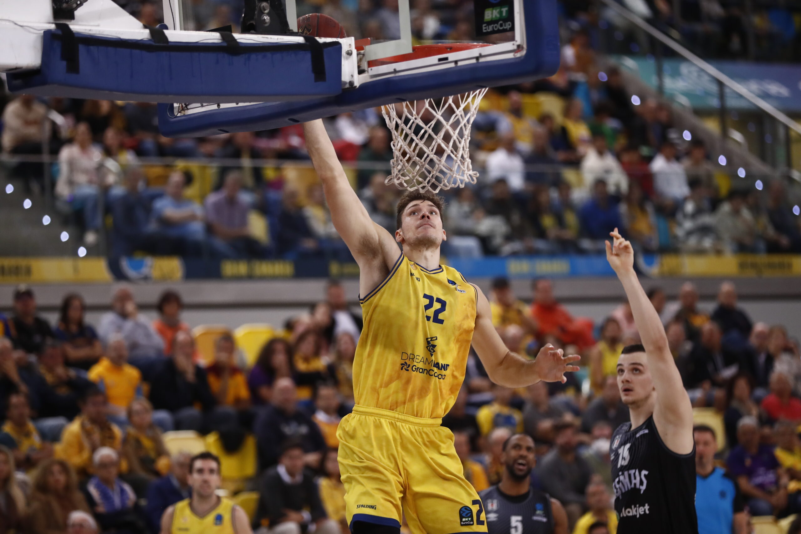 Jugador del Dreamland Gran Canaria saltando para encestar en un partido de baloncesto.
