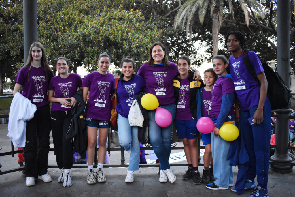 Grupo de jugadoras del Club Baloncesto Gran Canaria con camisetas moradas y globos.