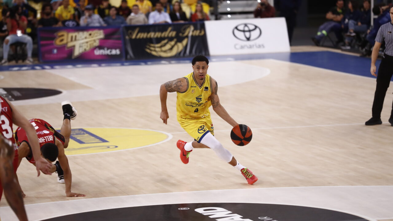 Jugador del Dreamland Gran Canaria avanza con el balón en un partido de baloncesto.