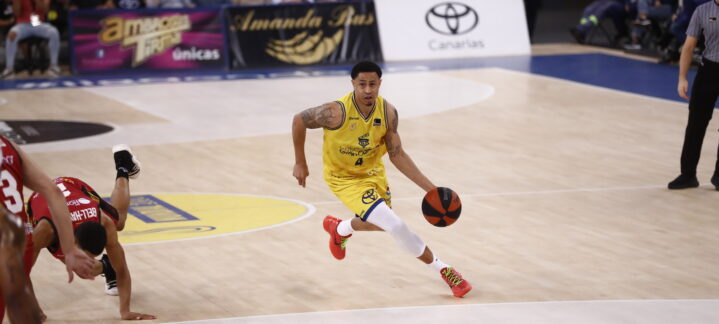 Jugador del Dreamland Gran Canaria avanza con el balón en un partido de baloncesto.
