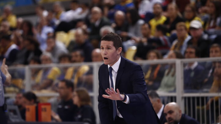 Jaka Lakovic dirigiendo desde la banda durante un partido con gran expectación en las gradas.