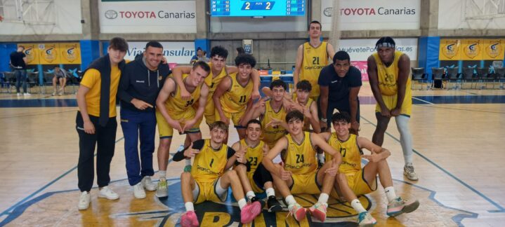 Equipo júnior masculino de Gran Canaria celebra victoria en la cancha.