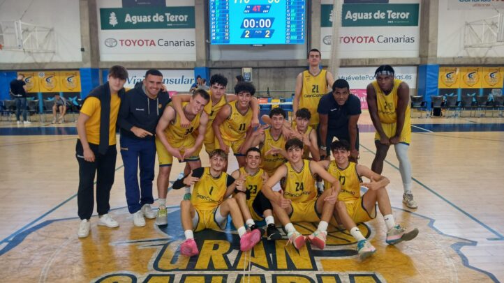 Equipo júnior masculino de Gran Canaria celebra victoria en la cancha.