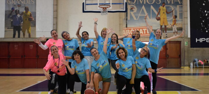 testimonios del Proyecto Carmen","Grupo de mujeres en pista de baloncesto, sonriendo y posando con camisetas del Proyecto Carmen.