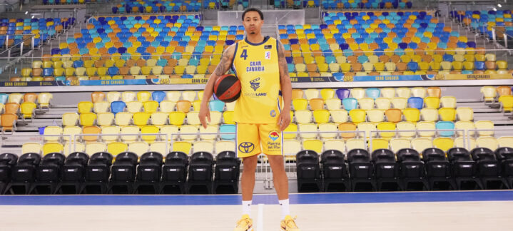 Jugador del Dreamland Gran Canaria con balón, vistiendo camiseta retro en la cancha.