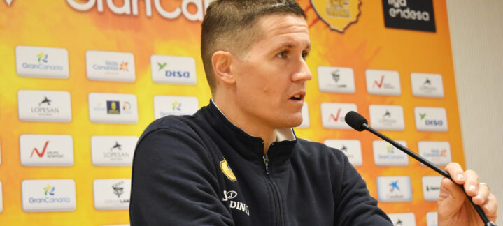 Jaka Lakovic habla en una rueda de prensa sobre la preparación para un partido.