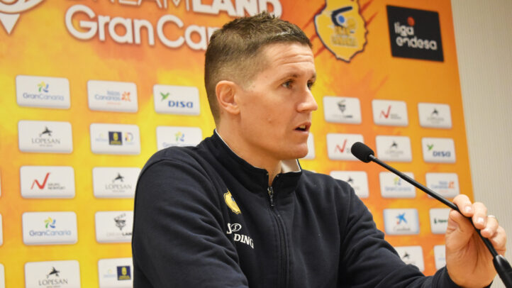 Jaka Lakovic habla en una rueda de prensa sobre la preparación para un partido.